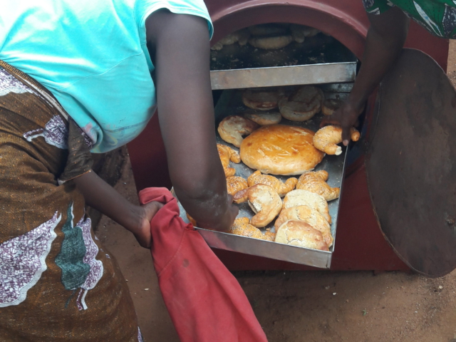 SAM:s systerkyrka i Malawi utbildar inom bageri och snickeri.