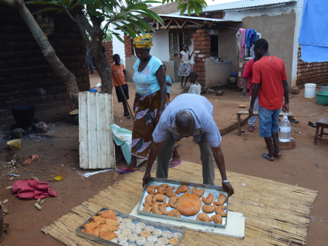 SAM:s systerkyrka i Malawi utbildar inom bageri och snickeri.
